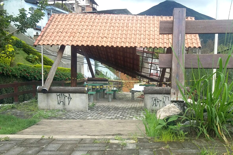 Mais de uma semana depois, apenas fitas de isolamento foram colocadas no local (Foto: Karine Knust)