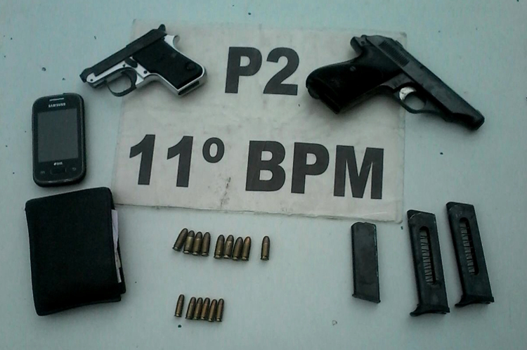 As armas e identidade falsa foram apreendidas por agentes da P2 (Foto: 11º BPM)