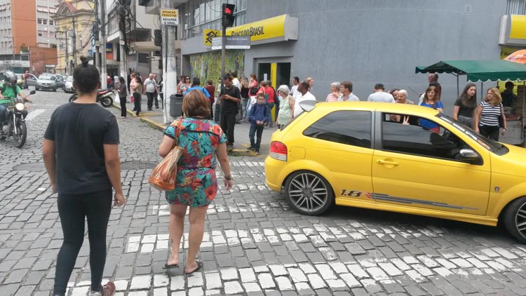 Mesmo com sinal aberto para os carros, pedestres atravessam (Foto: Amanda Tinoco)