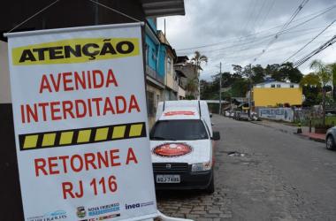Devido à circulação de maquinário pesado das obras do rio, Avenida dos Ferroviários teve o trânsito interditado nos dois sentidos (Foto: Lúcio Cesar Pereira)