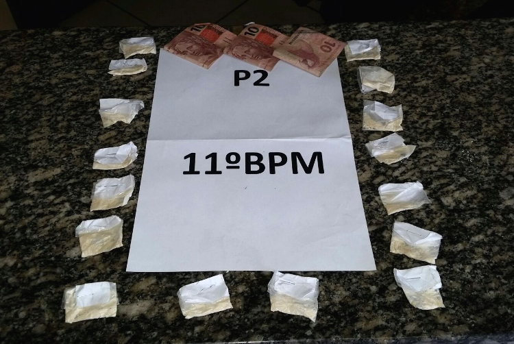 A cocaína e o dinheiro foram apreendidos após uma denúncia anônima (Foto: 11º BPM)