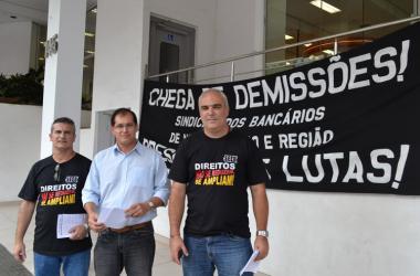 Membros do Sindicato dos Bancários de Nova Friburgo panfletam em frente à uma agência bancária no Centro (Foto: Henrique Pinheiro)