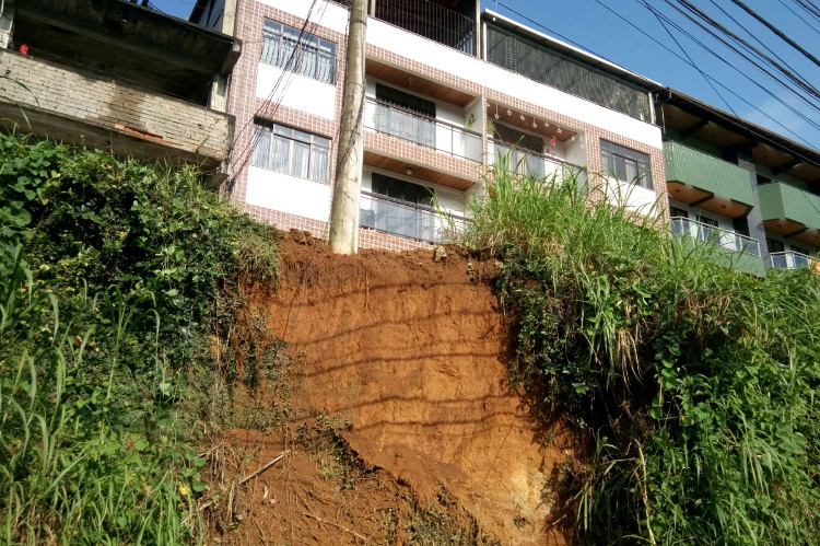Possível queda de poste preocupa moradores (Foto: Leitor via WhatsApp)
