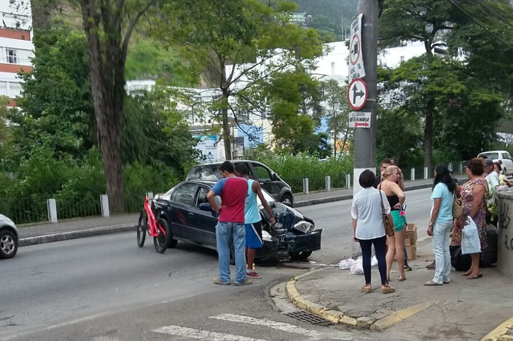 O carro ficou bastante amassado após a batida (Foto: Leitor via WhatsApp)