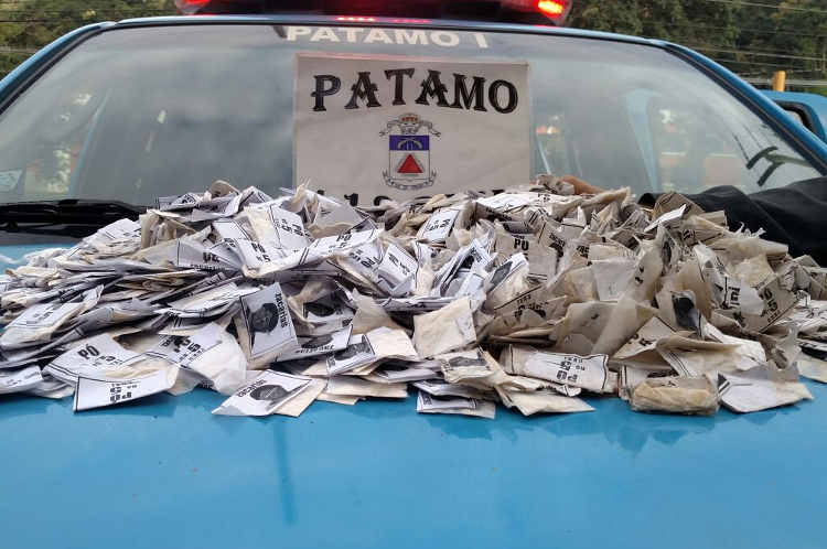 Os papelotes de cocaína estavam dentro de uma mochila (Foto: 11º BPM)