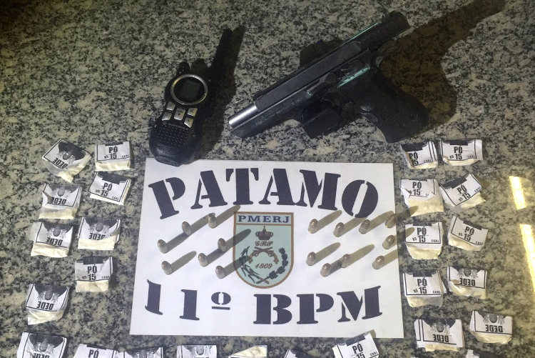 A arma, o radiotransmissor e a cocaína foram apreendidas após uma denúncia anônima (Foto: 11º BPM)