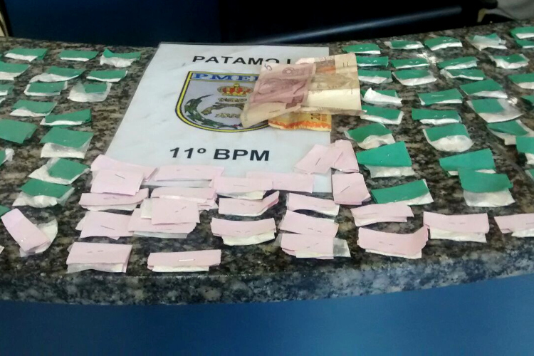 Os papelotes de cocaína foram apreendidos na localidade Caixa-d’Água (Foto: 11º BPM)