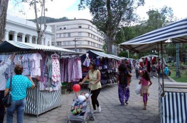 Problema antigo: nos estandes da feira de artesanato da Praça Getúlio Vargas também são comercializados produtos industrializados (A Voz da Serra)