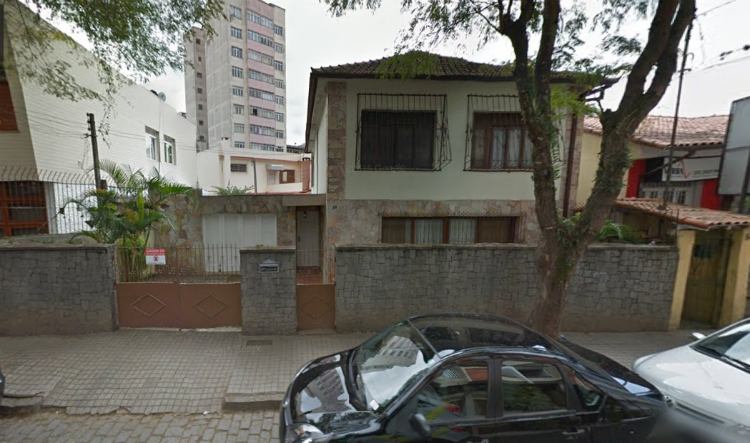 Este imóvel na Rua Augusto Cardoso foi recentemente demolido, chamando atenção de quem passa pelo trecho (Foto: Google)