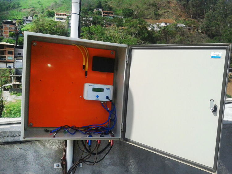 Dentre os aparelhos levados por criminosos estavam um amplificador e um controlador solar (Foto: via WhatsApp)