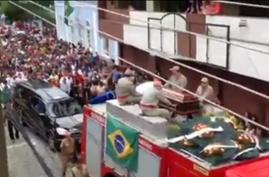 Imagens de vídeo registrando o momento da passagem do corpo do jogador pelas ruas de Bom Jardim