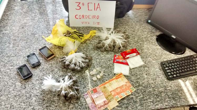 A droga e o dinheiro foram apreendidos dentro da casa abandonada (Foto: 11º BPM)