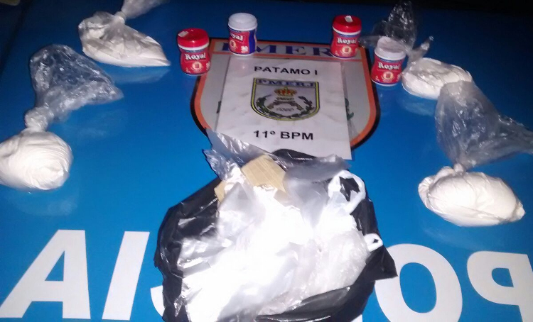 Os policiais apreenderam cocaína e potes de fermento na mata‭ (‬Foto:‭ ‬11º BPM‭)