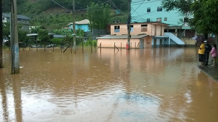 No bairro São Geraldo, alagamento (Foto: Leitor via WhatsApp)