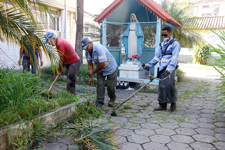 Funcionários da secretaria municipal de Serviços Públicos vão revitalizar os jardins do hospital (Foto: Daniel Marcus)