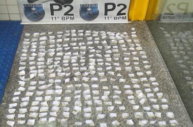 Os papelotes de cocaína foram apreendidos na casa do suspeito (Foto: 11º BPM)