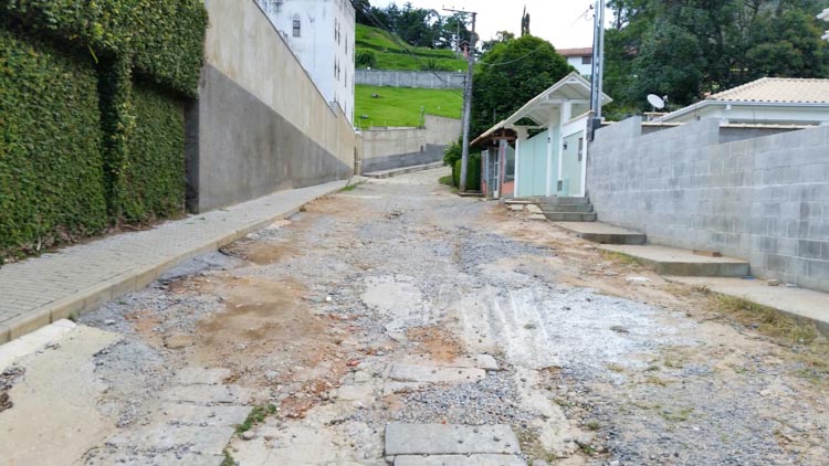 Há buracos e falta pavimentação e calçamento na rua‭ (‬Foto:‭ ‬Marcelo Orphão Motta‭)