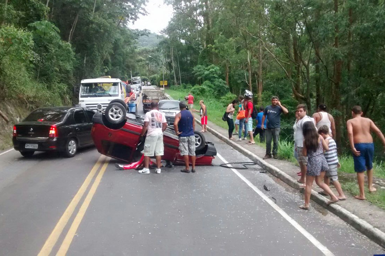 O carro capotou e bloqueou um trecho da rodovia estadual (Foto: Leitor via WhatsApp)