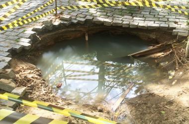 O buraco acumula água parada e dificulta a vida dos moradores (Foto: Michel Chicre)