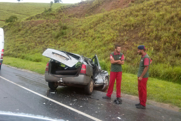 A lateral do veículo ficou bastante amassada após a colisão (Foto: Leitor via WhatsApp)