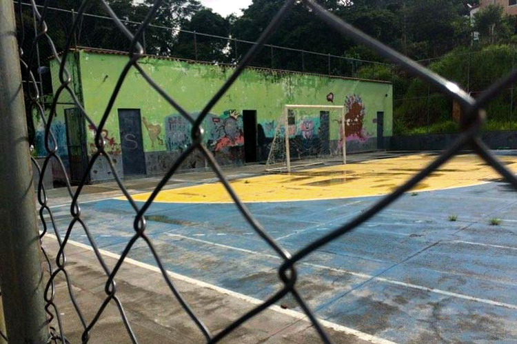 Quadra de esporte no distrito em mau estado é alvo de críticas dos moradores‭ (Foto: Amanda Belém)