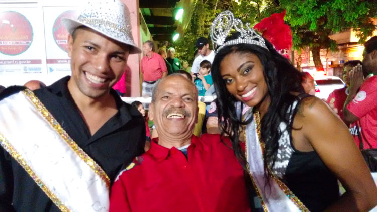 A corte do carnaval friburguense, Eduardo Moraes e Pâmela Jordão. Ao centro, o carnavalesco José Raimundo Cortes (Foto: Divulgação)