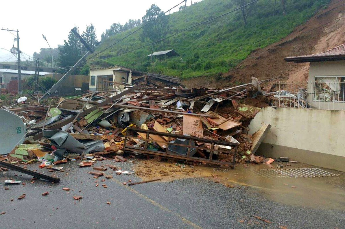 No sábado um deslizamento destruiu uma escola municipal, parte de uma unidade básica de saúde e uma residência em São Lourenço, no 3º distrito (Foto: WhatsApp)