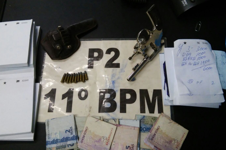 Suspeito foi encontrado material para anotação de jogo do bicho, R$ 90 um revólver carregado (Foto: 11º BPM)