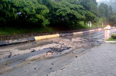 As falhas no asfalto causaram o bloqueio do trecho da Via Expressa‭ (‬Foto:‭ ‬Leitor via WhatsApp‭)