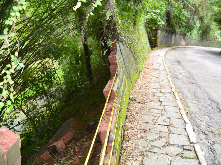 O muro que contorna as dependências do Country Clube ruiu em dois pontos (Foto: Lúcio Cesar Pereira)