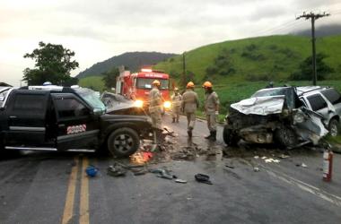 A lataria dos carros ficou bastante amassada por causa do impacto (Foto: Leitor via WhatsApp)