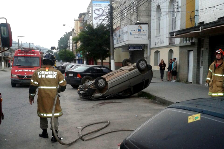 O carro bateu em outros dois veículos e capotou na avenida (Foto: Leitor via WhatsApp) 