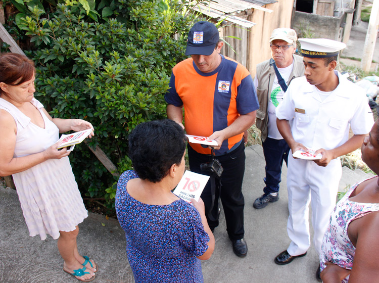Agentes entregam material informativo para a população (Foto: Daniel Marcus/Prefeitura)