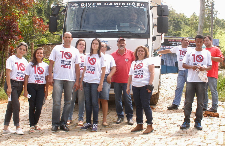 Uma parte da equipe no Bairro Represa, quando realizavam as ações de limpeza pelas ruas (Foto: Geraldo Carvalho)