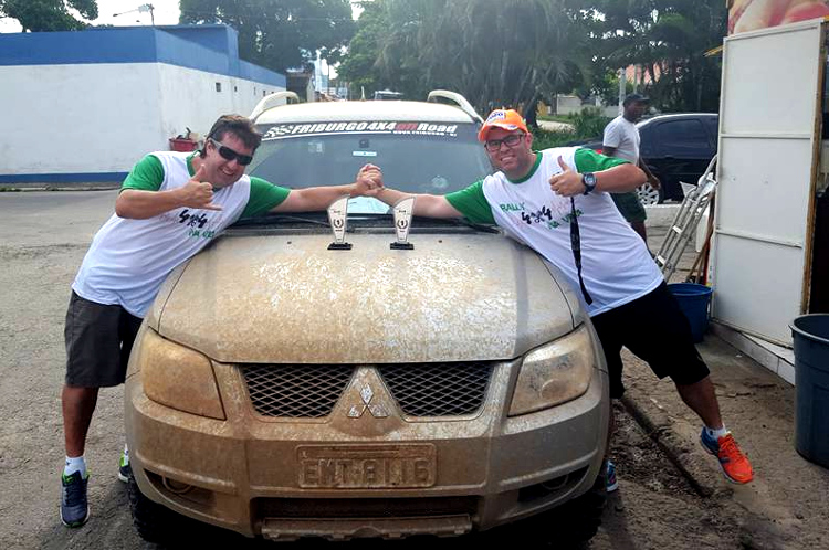 Pilotos comemoram a conquista do título do rally (Foto: Facebook)
