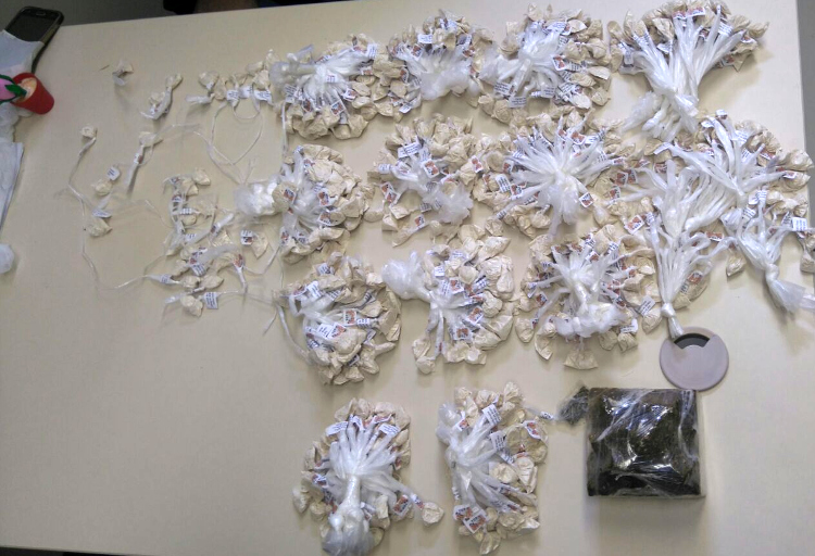 Os papelotes de cocaína foram apreendidos após denúncia anônima (Foto: 11º BPM)