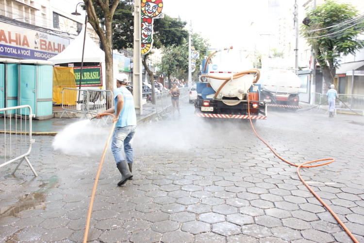 Funcionários lavaram e aplicaram essência de eucalipto em algumas ruas do Centro‭ (‬Foto:‭ ‬Daniel Marcus/PMNF‭)