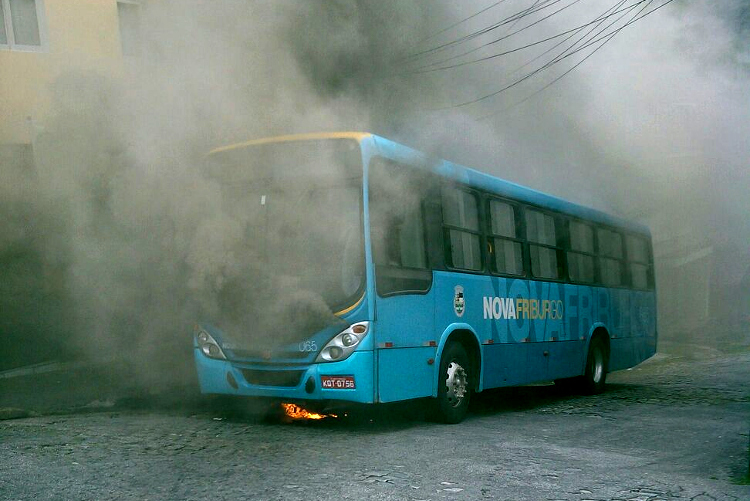 Ônibus passava pela Rua Uruguaiana quando pegou fogo (Foto: Leitor via WhatsApp)