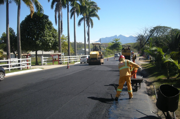 Funcionários realizam obras de manutenção de vários trechos da rodovia (Foto: Rota 116)