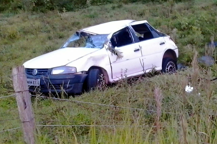 O carro foi parar às margens da rodovia (Foto: Leitor via WhatsApp)