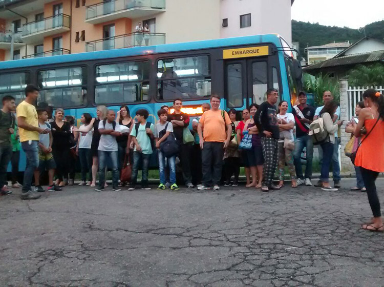 Moradores apreenderam o ônibus como forma de protesto no Sítio São Luiz (Foto: Leitor via WhatsApp)