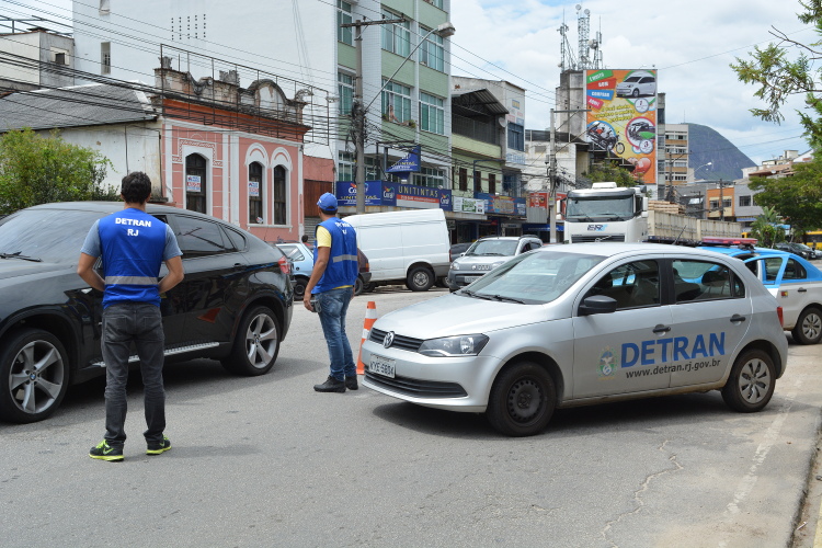 Operação contou com cinco agentes do Detran e o apoio de policiais militares (Foto: Lúcio Cesar Pereira)