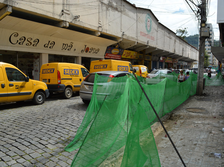 Improviso de passarela prejudica a passagem de pedestres (Foto: Lúcio Cesar Pereira