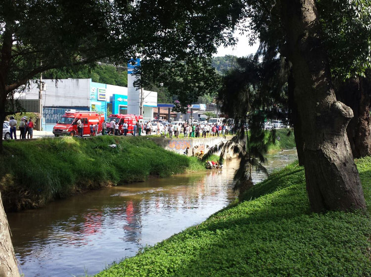 A motocicleta caiu dentro do Rio Bengalas (Foto: Leitor via WhatsApp)