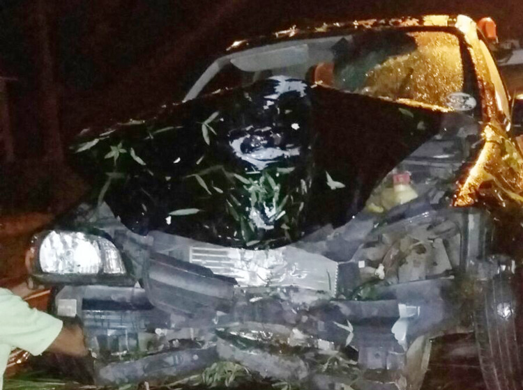 O carro ficou bastante destruído após a colisão (Foto: Leitor via WhatsApp)