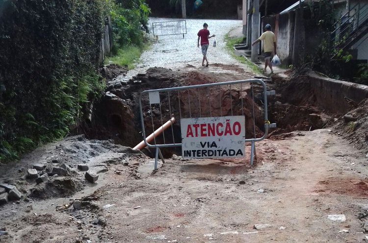 A rua João Caldas, no bairro Santa Bernadete, já havia sido interditada por causa de uma cratera aberta pelas chuvas. No fim de semana, a situação se agravou ainda mais (Foto: Leitor via WhatsApp)