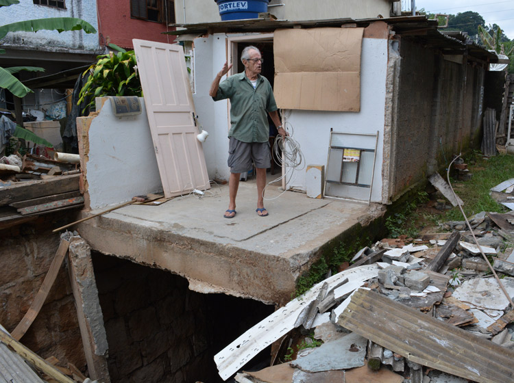 Antônio Alves teve sua casa destruída (Foto: Lúcio Cesar Pereira)