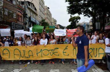 A manifestação seguiu por toda a Avenida Alberto Braune (Foto: Dayane Emrich)