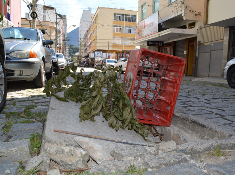 O buraco em pleno centro da cidade tem causado transtornos a motoristas e pedestres (Foto: Lúcio Cesar Pereira)