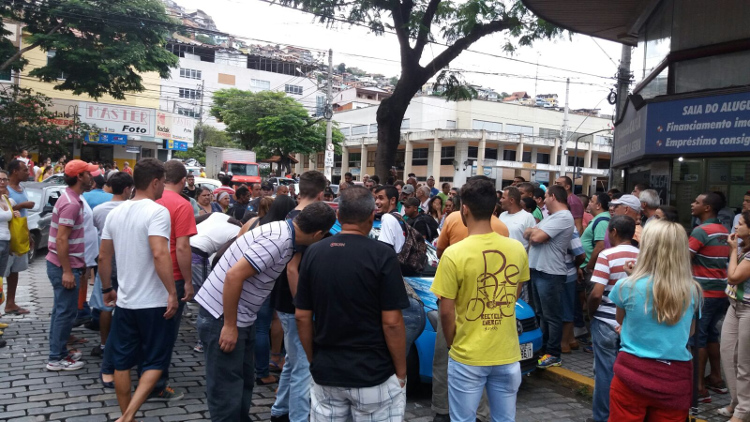 O carro da polícia no meio da multidão (Foto: Vinicius Eyer)